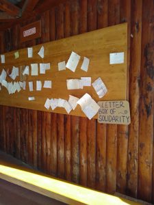 In Taizé is er een prikbord waar je aardige berichten kunt achterlaten voor een ander of waar je anderen kunt vragen om een bericht voor jezelf