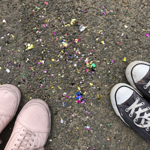 Op de foto zie je schoenen met confetti op de grond