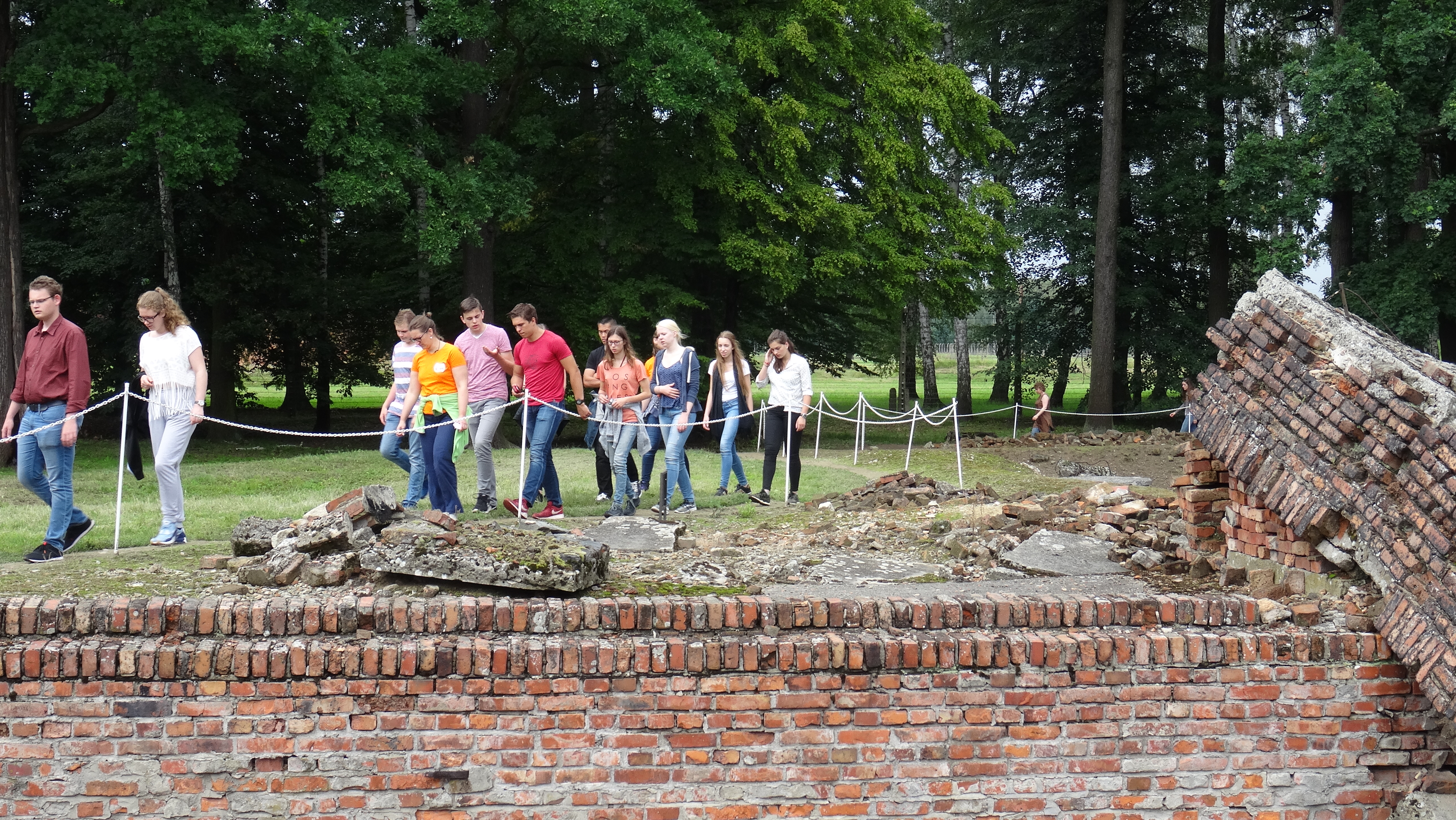 De WJD-ers bezoeken de indrukwekkende ruïnes van Auschwitz-Birkenau