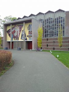 De voorkant van de Heilig Kruiskerk, Liendertseweg 46